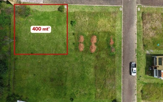 Terreno con fácil acceso a pocos metros de la entrada principal