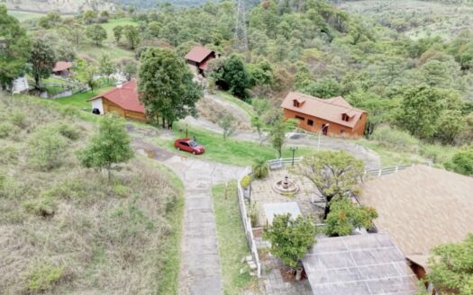 Terreno campestre rodeado de senderos y áreas verdes